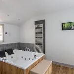 Piscine Et Jacuzzi Interieurs * Cherveix-Cubas