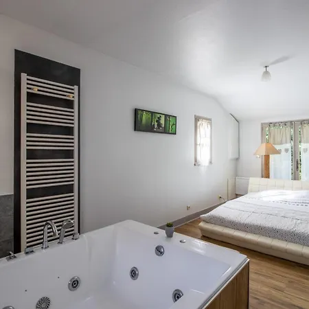 Piscine Et Jacuzzi Interieurs ヴィラ *