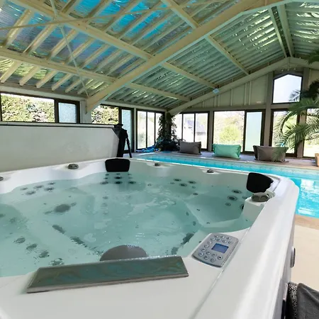 Piscine Et Jacuzzi Intérieurs Villa Cherveix-Cubas