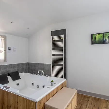 Piscine Et Jacuzzi Intérieurs * Cherveix-Cubas