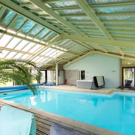 Piscine Et Jacuzzi Intérieurs Villa Cherveix-Cubas