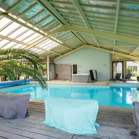 Piscine Et Jacuzzi Intérieurs * Cherveix-Cubas