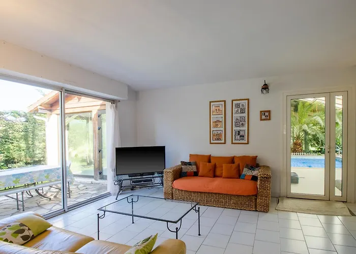 Piscine Et Jacuzzi Interieurs * Cherveix-Cubas