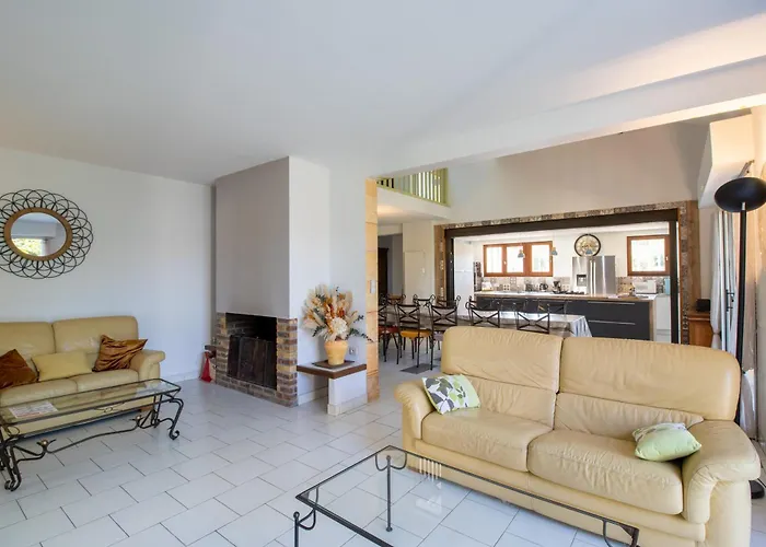 Piscine Et Jacuzzi Interieurs * Cherveix-Cubas