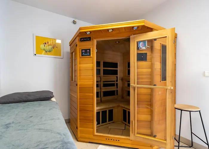 Piscine Et Jacuzzi Interieurs Villa Cherveix-Cubas